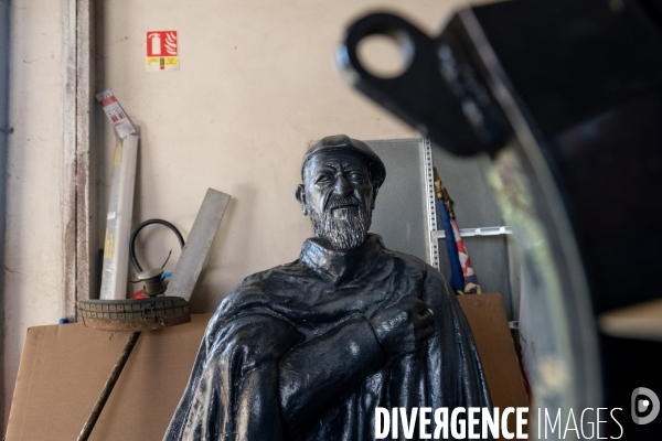 Deboulonnage de la statue de l Abbe Pierre dans un fief d Emmaus