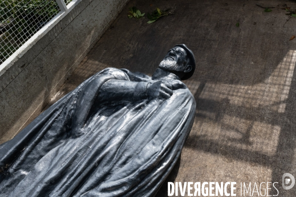 Deboulonnage de la statue de l Abbe Pierre dans un fief d Emmaus