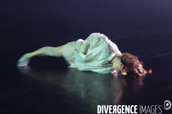 She dreamt of being washed away to the coast de Lukas Karvelis