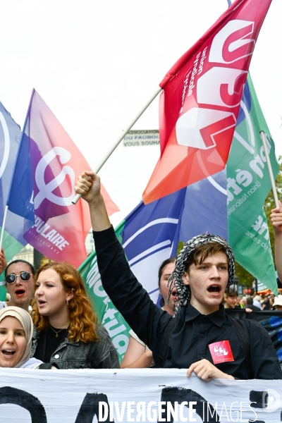Manifestation contre le gouvernement Emmanuel Macron et Michel Barnier, à Paris.