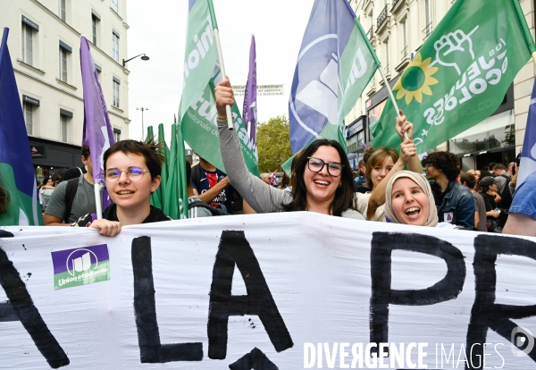 Manifestation contre le gouvernement Emmanuel Macron et Michel Barnier, à Paris.