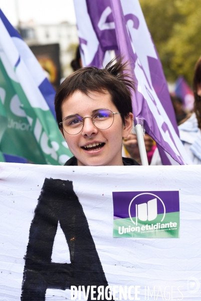 Manifestation contre le gouvernement Emmanuel Macron et Michel Barnier, à Paris.
