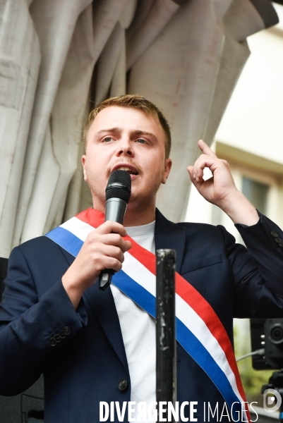 Manifestation contre le gouvernement Emmanuel Macron et Michel Barnier, à Paris.