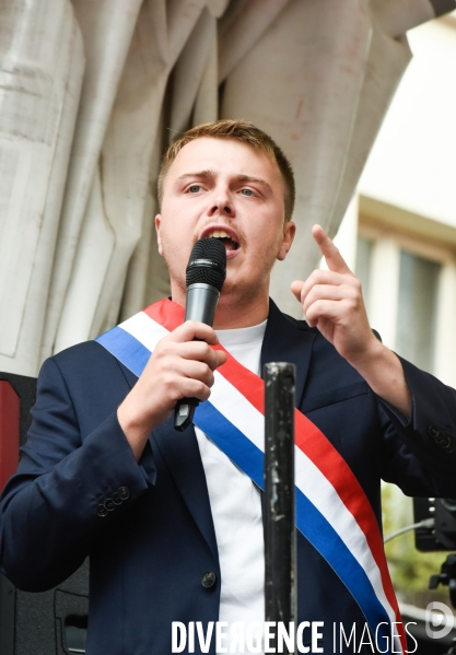 Manifestation contre le gouvernement Emmanuel Macron et Michel Barnier, à Paris.