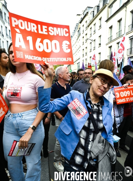 Manifestation contre le gouvernement Emmanuel Macron et Michel Barnier, à Paris.