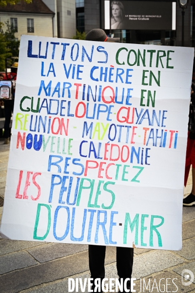 Manifestation contre le gouvernement Emmanuel Macron et Michel Barnier, à Paris.