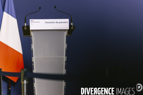 Ceremonie de passation de pouvoirs a Bercy