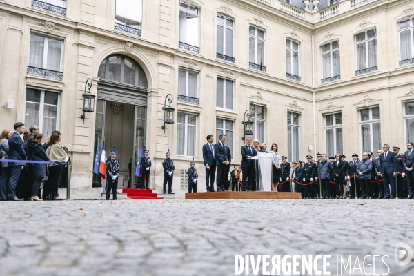Ceremonie de passation de pouvoirs a Beauvau