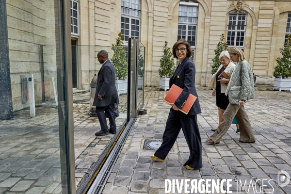 Premiere réunion du gouvernement Barnier à Matignon