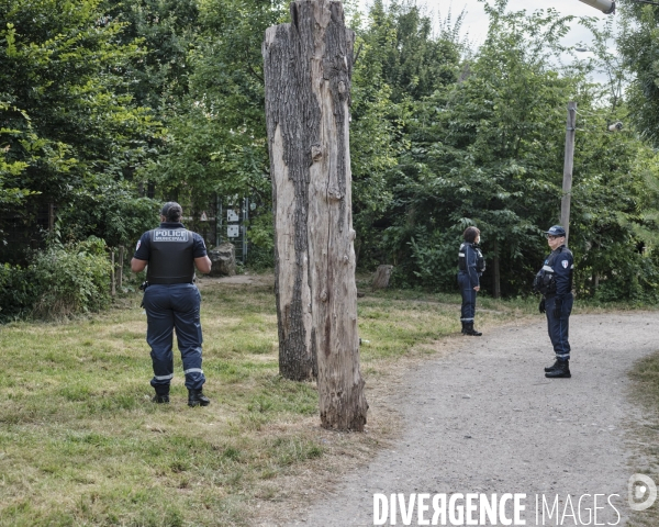 Des policiers municipaux accompagnent des agents de nettoyage