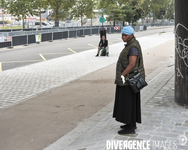 Porte de La Chapelle, personnes. attendant un bus