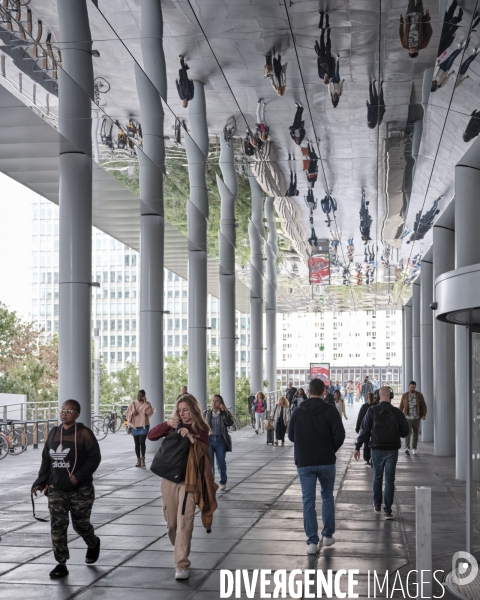 La Défense, passage piéton au pied de la tour Suez