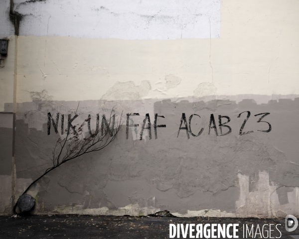 Un graffiti contre l’extrême droite et la police