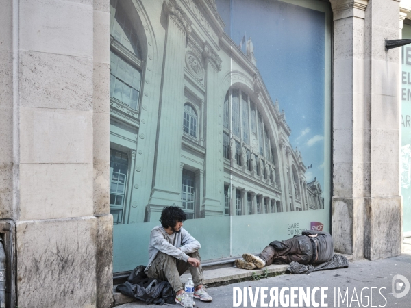Gare du Nord, deux hommes sans abri rue du faubourg Saint-Denis