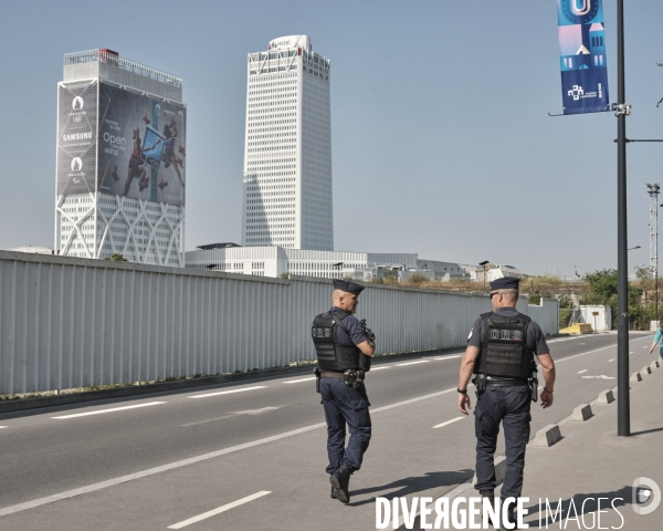 2 CRS patrouillent à la Plaine Saint-Denis.