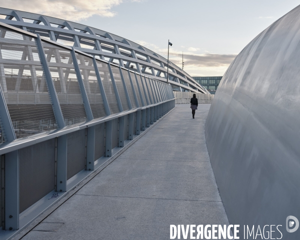 La passerelle Pleyel reliant la station de RER D à  la ligne 14 du métro