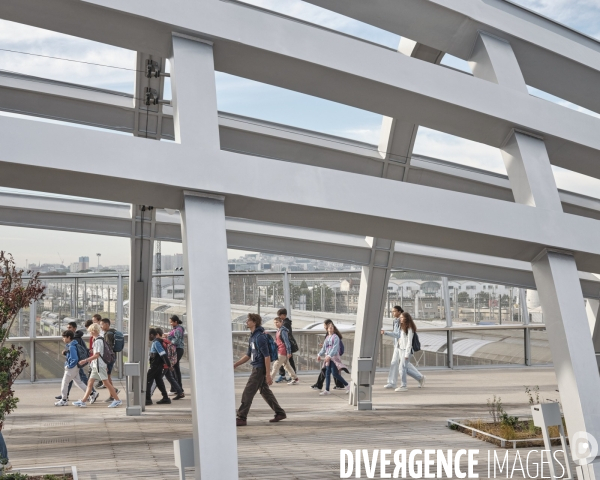 La passerelle Pleyel reliant la station de RER D à  la ligne 14 du métro