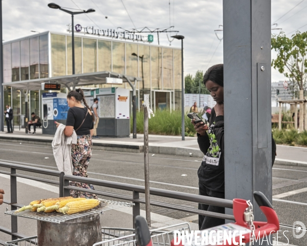 Un vendeur de maïs grillé à la station  de la nouvelle ligne de métro  14.