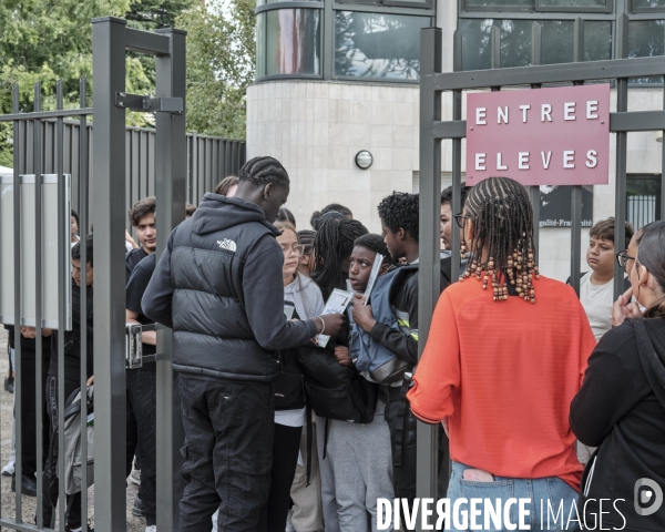 Contrôle des élèves  à la sortie du collège Jean Moulin à l’Haye-les-Roses