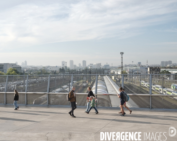 La passerelle Pleyel reliant la station de RER D à  la ligne 14 du métro
