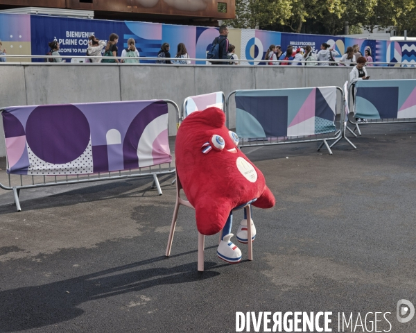 La Phryge, la mascotte des JO.2024 à la station du RER de Saint-Denis