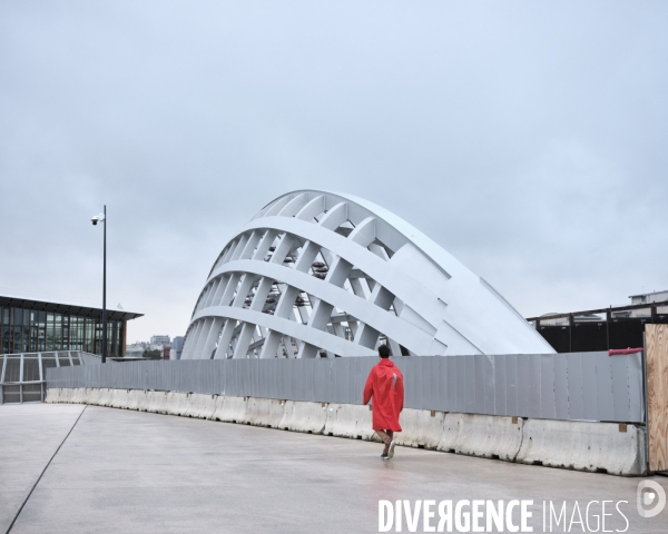 La passerelle Pleyel reliant la station de RER D à  la ligne 14 du métro