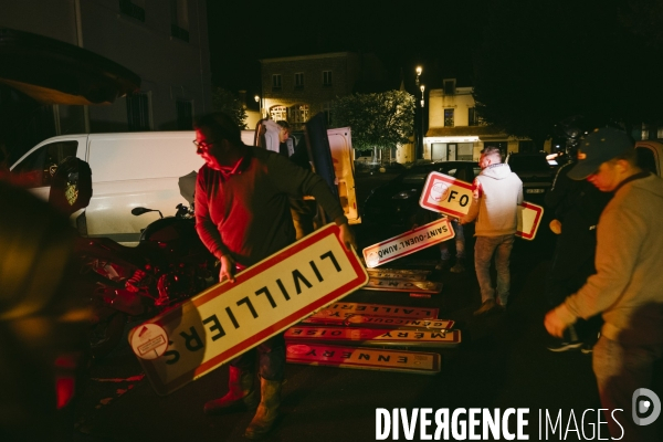 Inversion de panneaux de communes par les Jeunes Agriculteurs