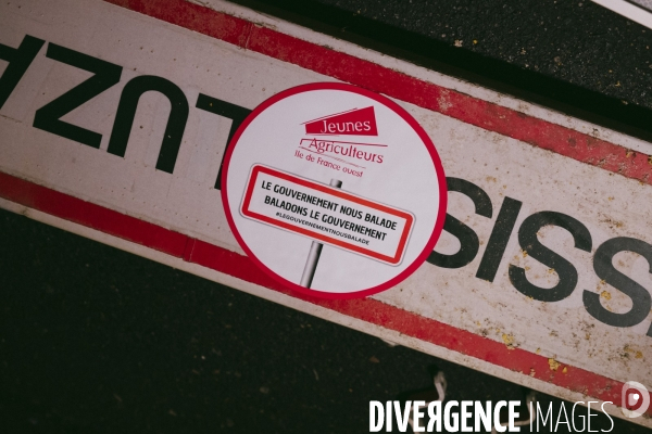 Inversion de panneaux de communes par les Jeunes Agriculteurs