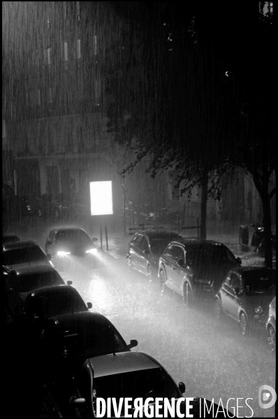 Une ondée diluvienne balaie la rue en contrebas