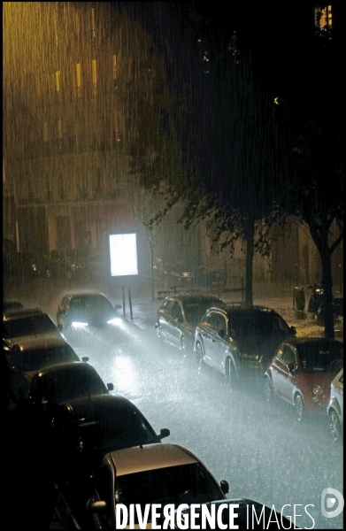 Une ondée diluvienne balaie la rue en contrebas