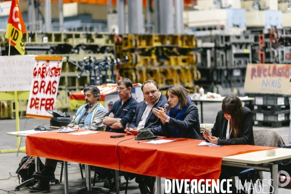 Conference debat à l Usine occupee de MA France Aulnay