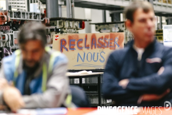 Conference debat à l Usine occupee de MA France Aulnay
