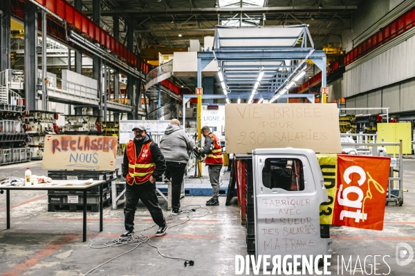 Conference debat à l Usine occupee de MA France Aulnay