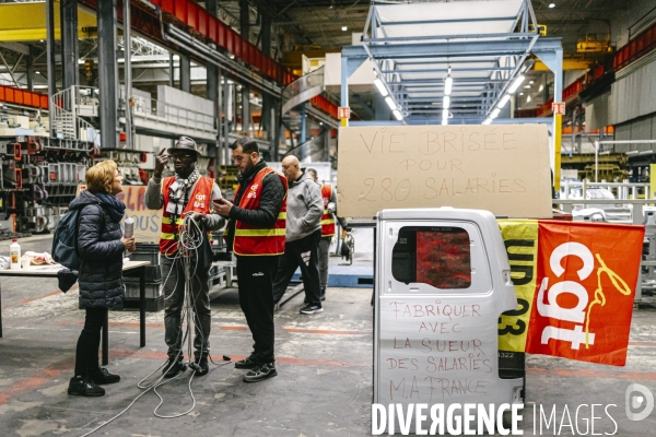 Conference debat à l Usine occupee de MA France Aulnay