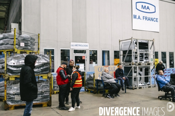 Conference debat à l Usine occupee de MA France Aulnay