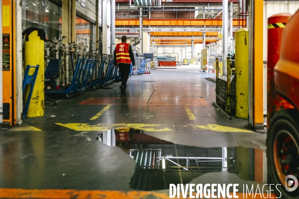 Conference debat à l Usine occupee de MA France Aulnay