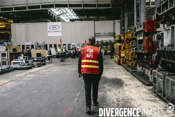 Conference debat à l Usine occupee de MA France Aulnay
