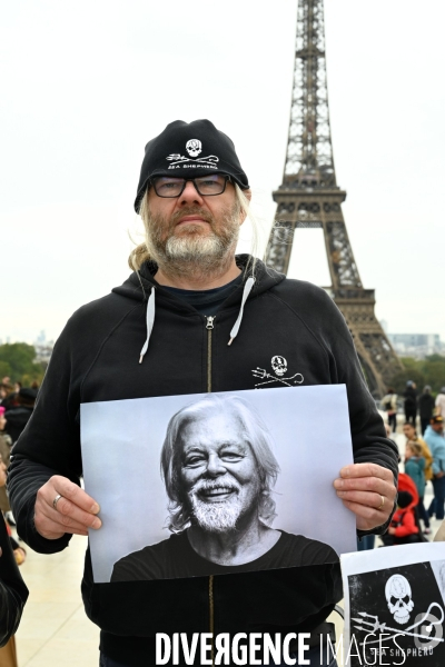 Rassemblement Sea Shepherd en soutien à Paul Watson, à Paris Trocadero.