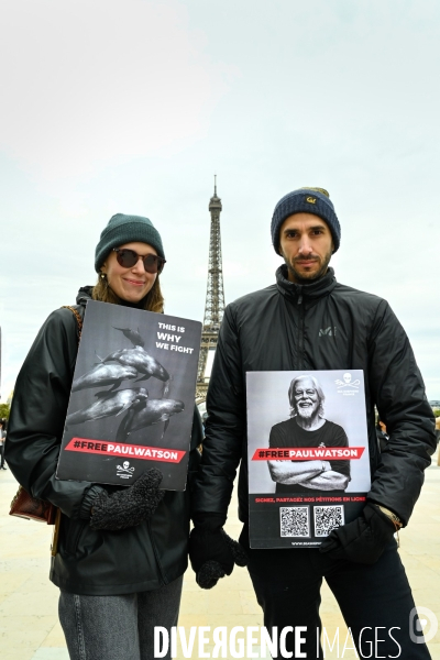 Rassemblement Sea Shepherd en soutien à Paul Watson, à Paris Trocadero.
