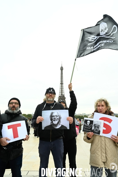 Rassemblement Sea Shepherd en soutien à Paul Watson, à Paris Trocadero.