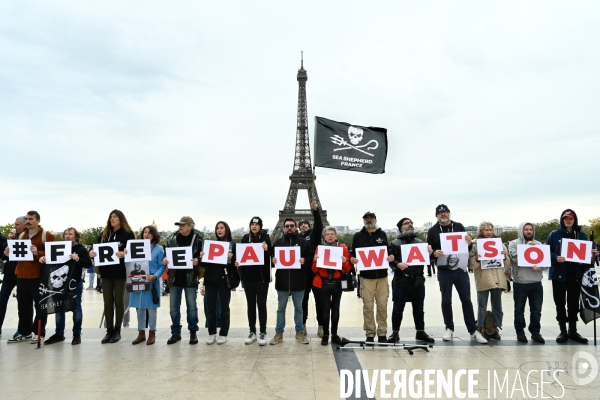 Rassemblement Sea Shepherd en soutien à Paul Watson, à Paris Trocadero.