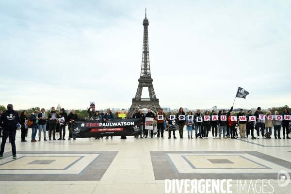 Rassemblement Sea Shepherd en soutien à Paul Watson, à Paris Trocadero.