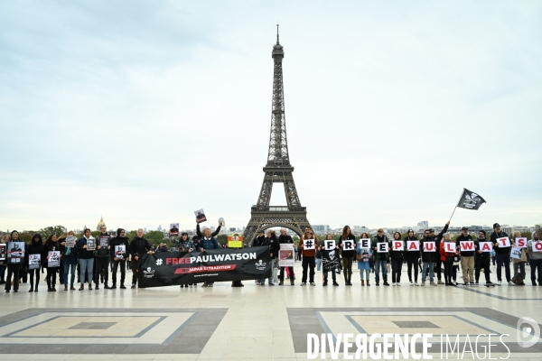Rassemblement Sea Shepherd en soutien à Paul Watson, à Paris Trocadero.