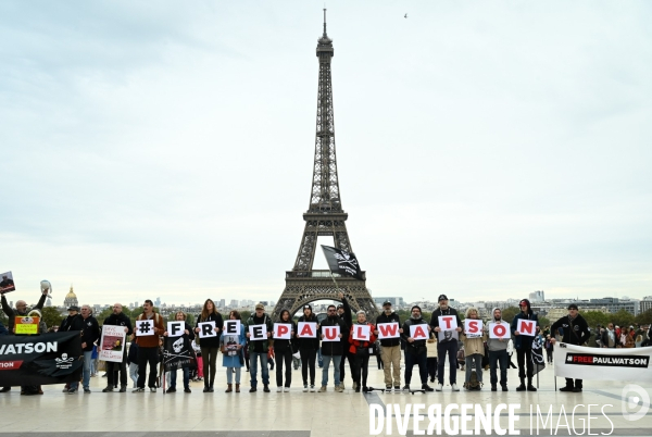 Rassemblement Sea Shepherd en soutien à Paul Watson, à Paris Trocadero.