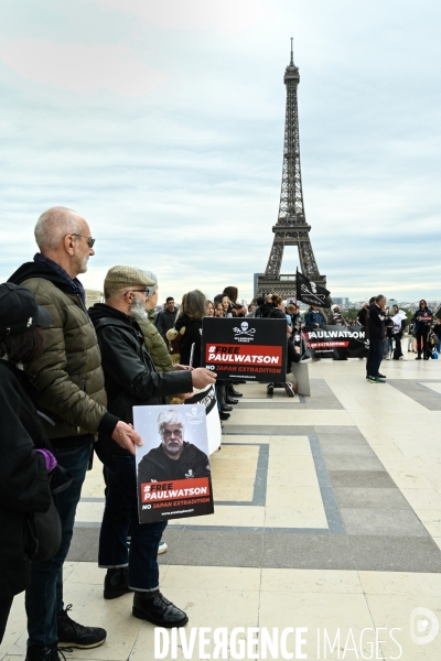Rassemblement Sea Shepherd en soutien à Paul Watson, à Paris Trocadero.