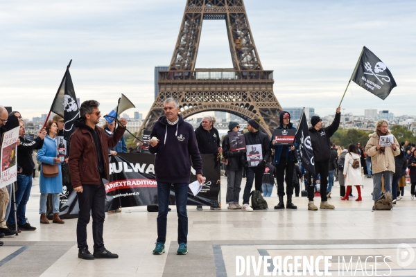 Rassemblement Sea Shepherd en soutien à Paul Watson, à Paris Trocadero.