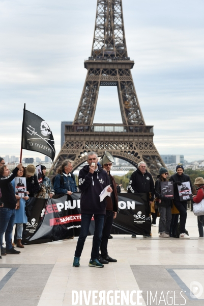 Rassemblement Sea Shepherd en soutien à Paul Watson, à Paris Trocadero.