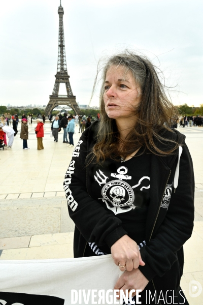 Rassemblement Sea Shepherd en soutien à Paul Watson, à Paris Trocadero.