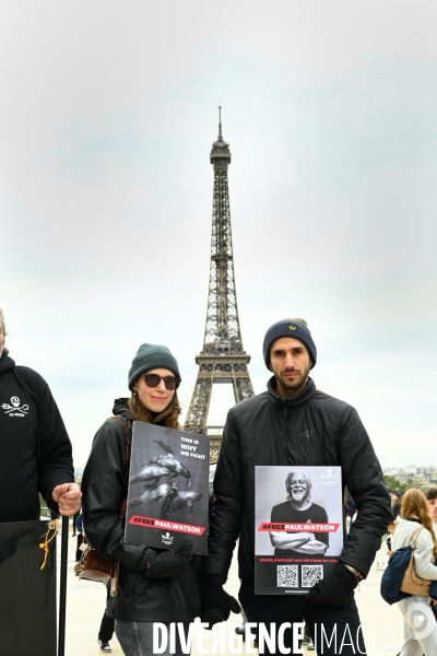 Rassemblement Sea Shepherd en soutien à Paul Watson, à Paris Trocadero.