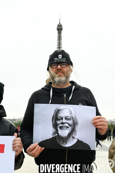 Rassemblement Sea Shepherd en soutien à Paul Watson, à Paris Trocadero.